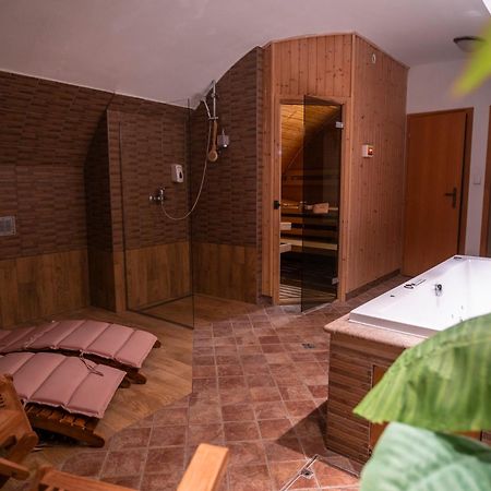 Hotel U Zlateho Kohouta Kromeriz Bagian luar foto