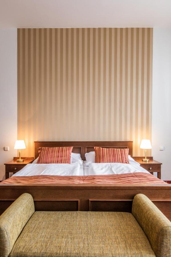 Hotel U Zlateho Kohouta Kromeriz Bagian luar foto