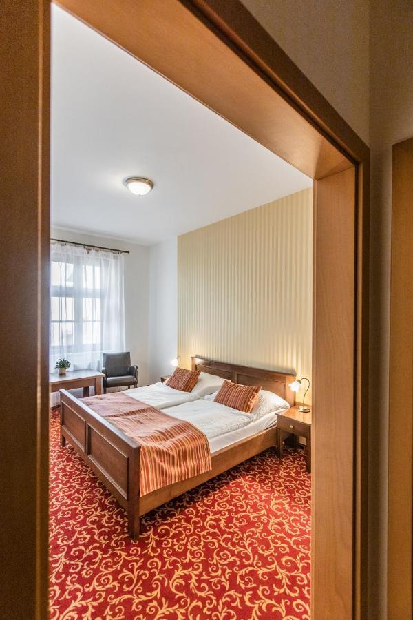 Hotel U Zlateho Kohouta Kromeriz Bagian luar foto