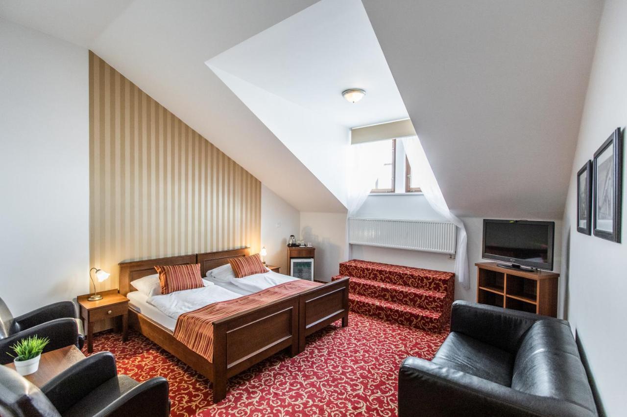 Hotel U Zlateho Kohouta Kromeriz Bagian luar foto