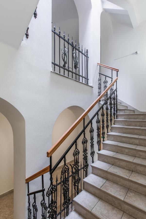 Hotel U Zlateho Kohouta Kromeriz Bagian luar foto