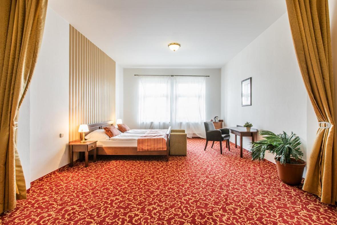 Hotel U Zlateho Kohouta Kromeriz Bagian luar foto