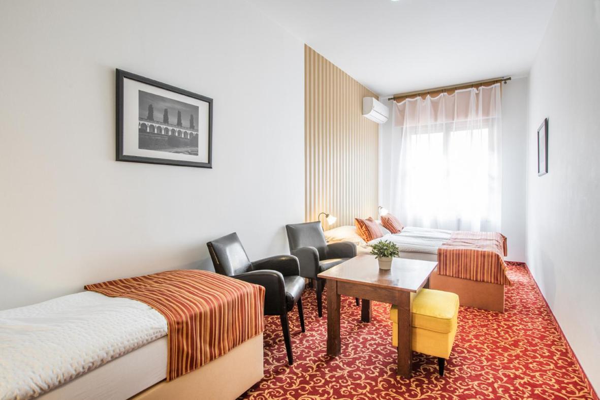 Hotel U Zlateho Kohouta Kromeriz Bagian luar foto