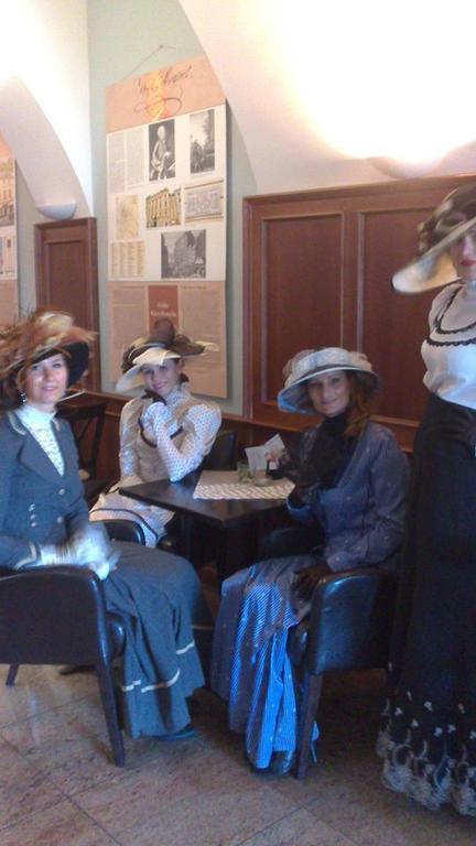 Hotel U Zlateho Kohouta Kromeriz Bagian luar foto