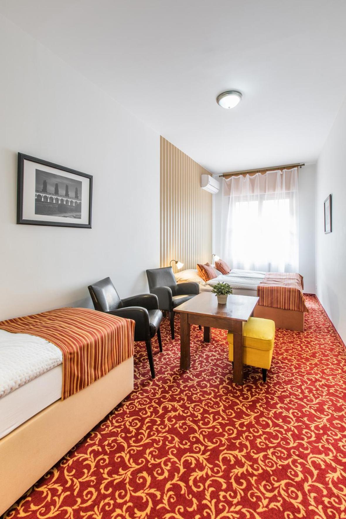 Hotel U Zlateho Kohouta Kromeriz Bagian luar foto