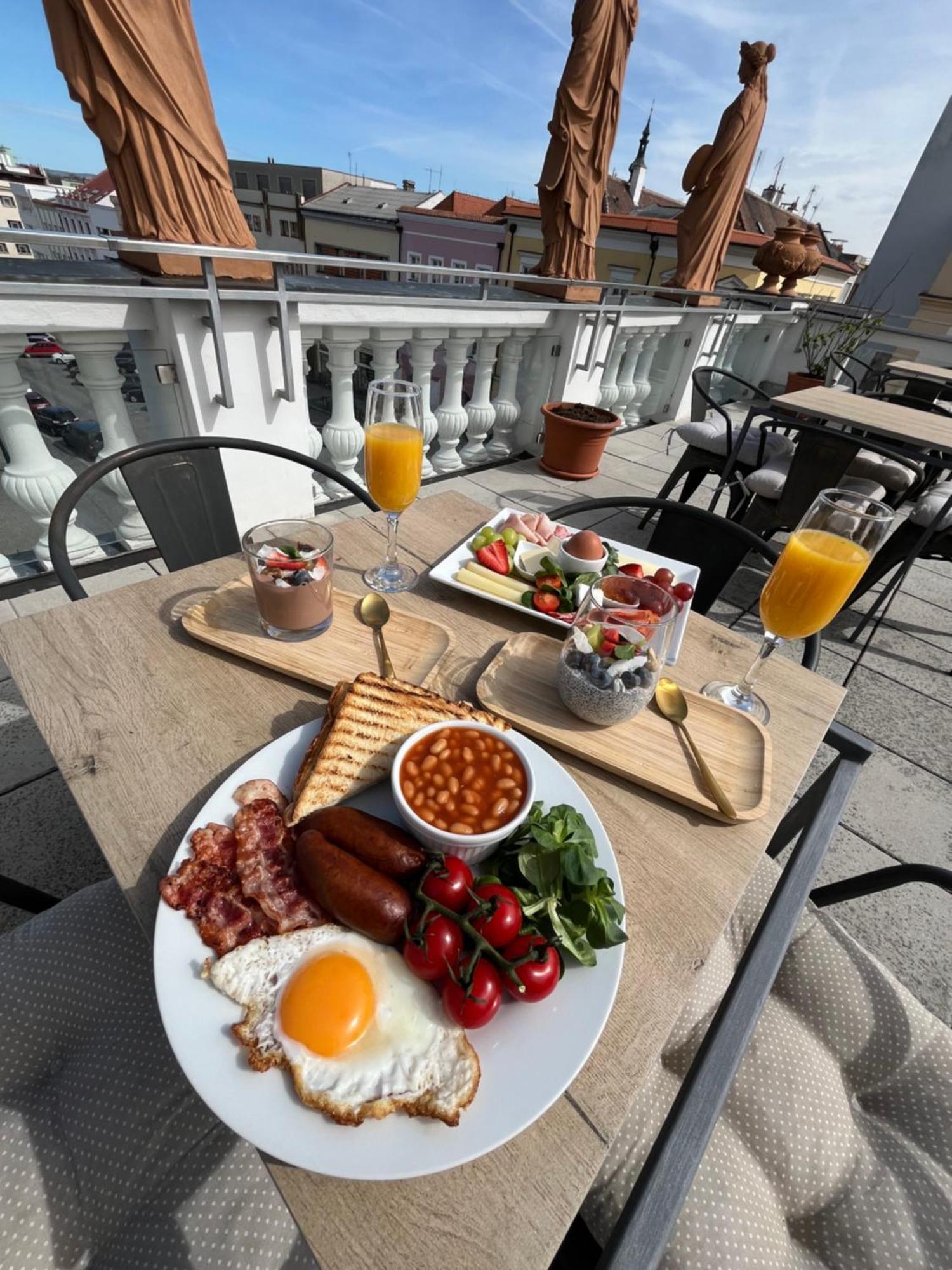 Hotel U Zlateho Kohouta Kromeriz Bagian luar foto