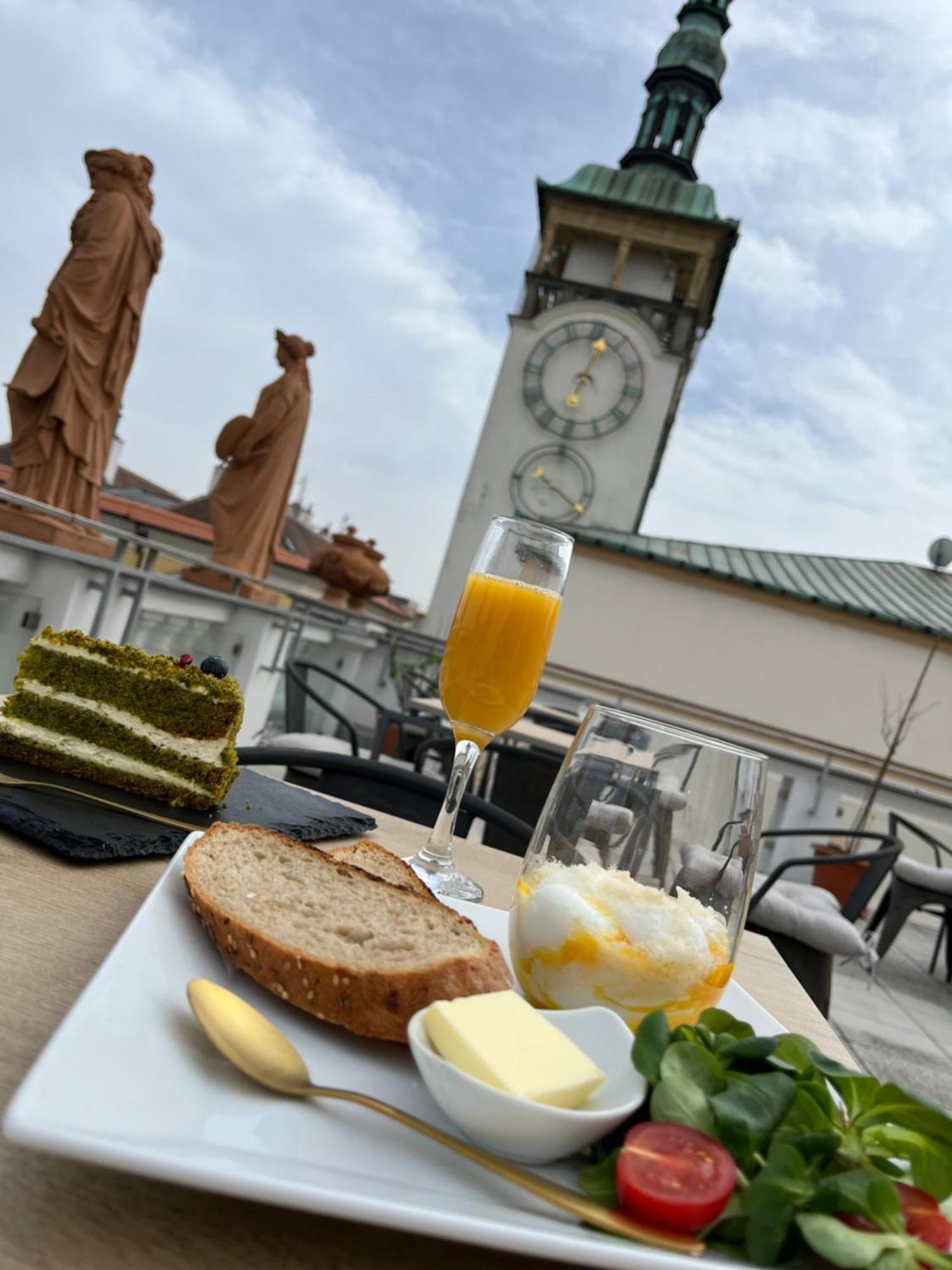 Hotel U Zlateho Kohouta Kromeriz Bagian luar foto