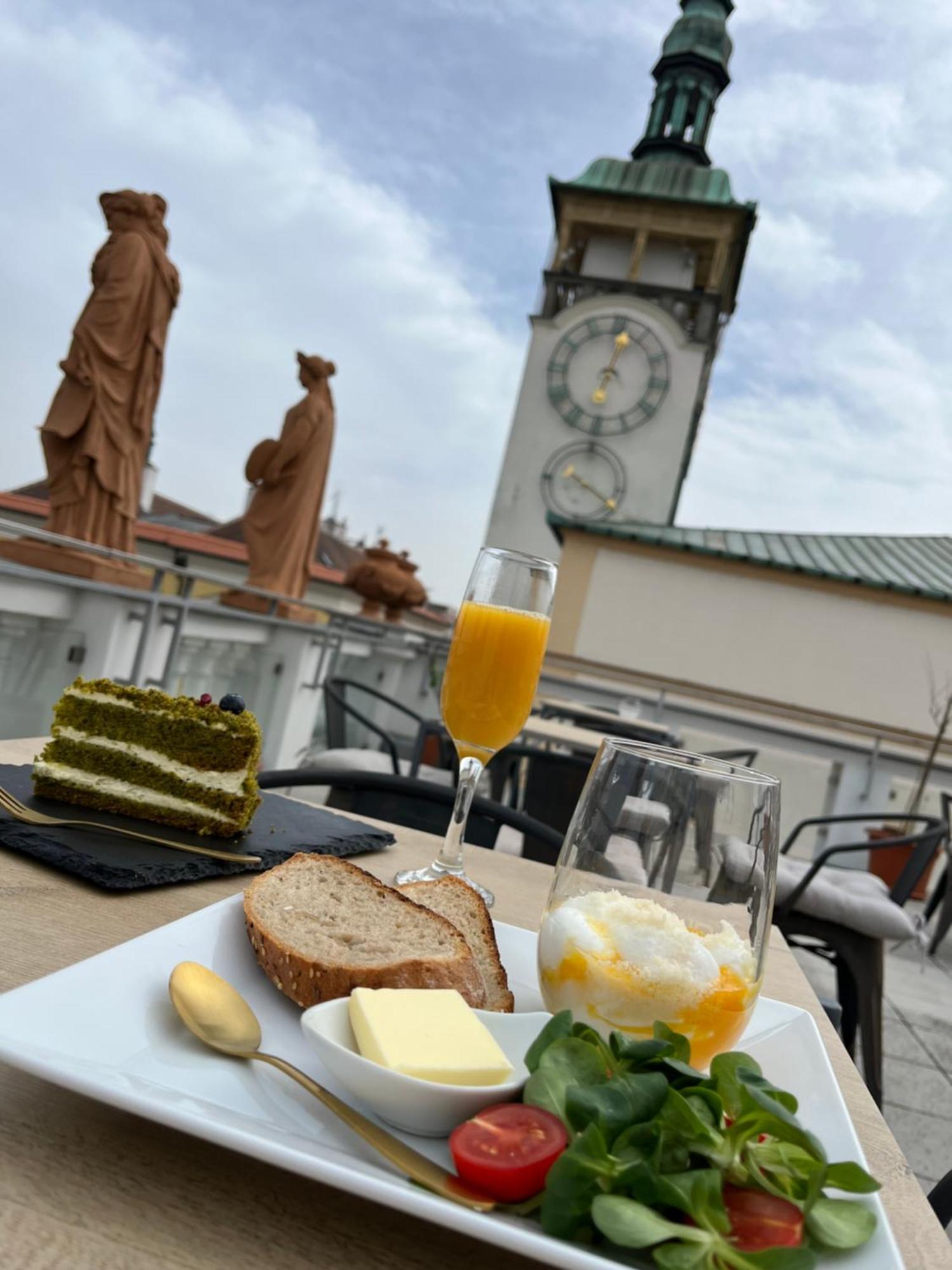 Hotel U Zlateho Kohouta Kromeriz Bagian luar foto