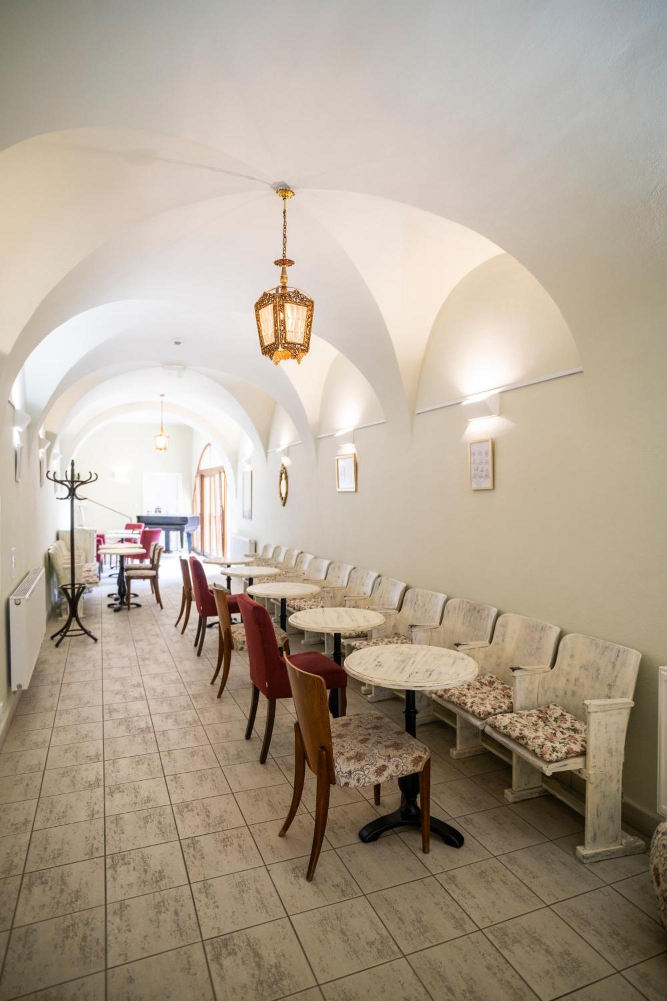 Hotel U Zlateho Kohouta Kromeriz Bagian luar foto