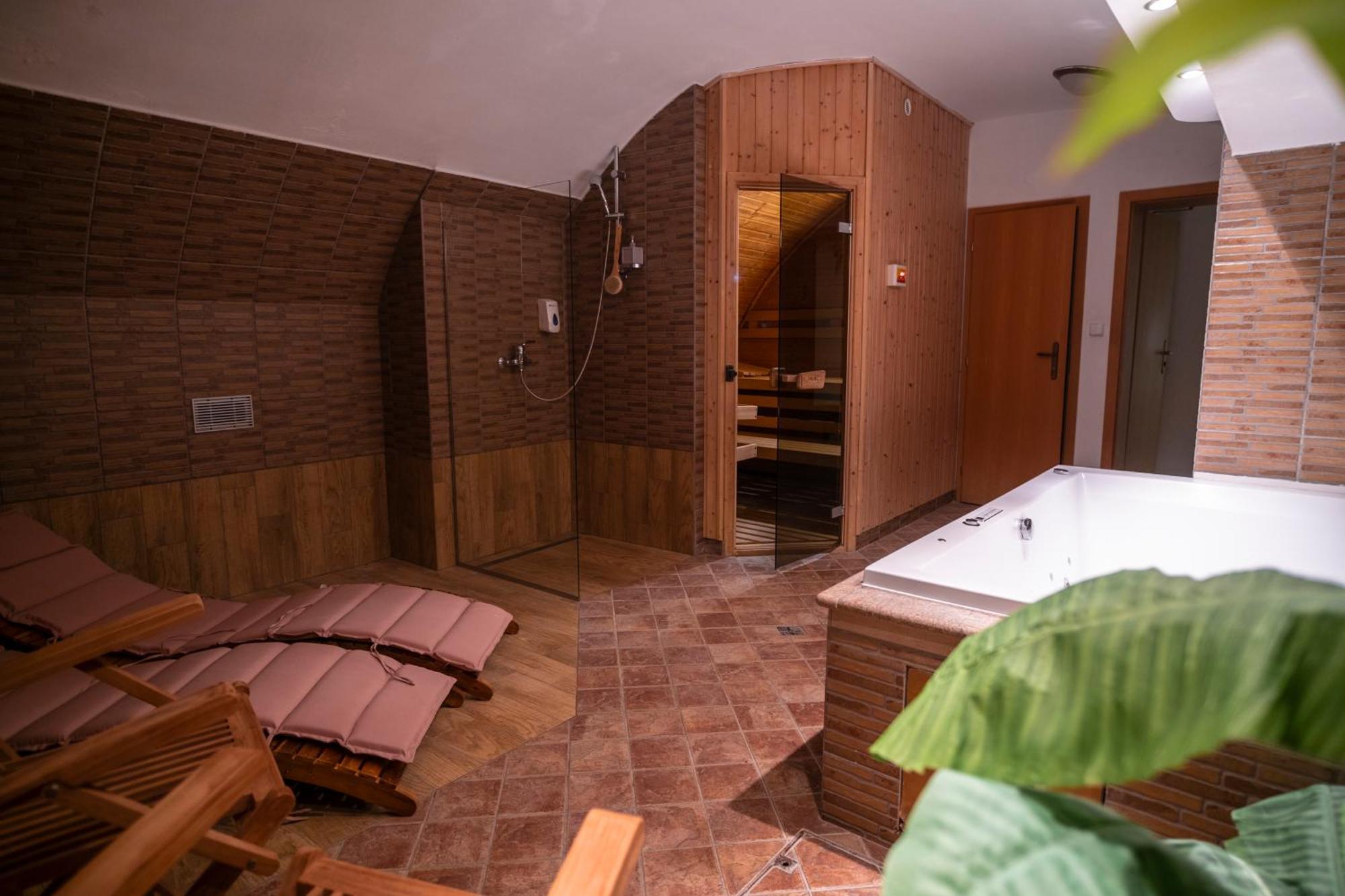 Hotel U Zlateho Kohouta Kromeriz Bagian luar foto