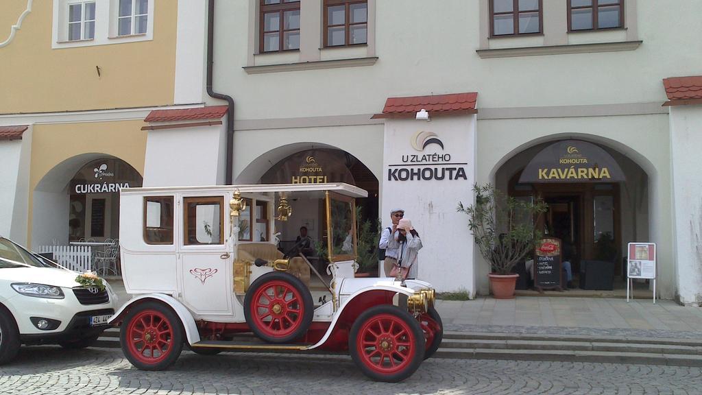 Hotel U Zlateho Kohouta Kromeriz Bagian luar foto