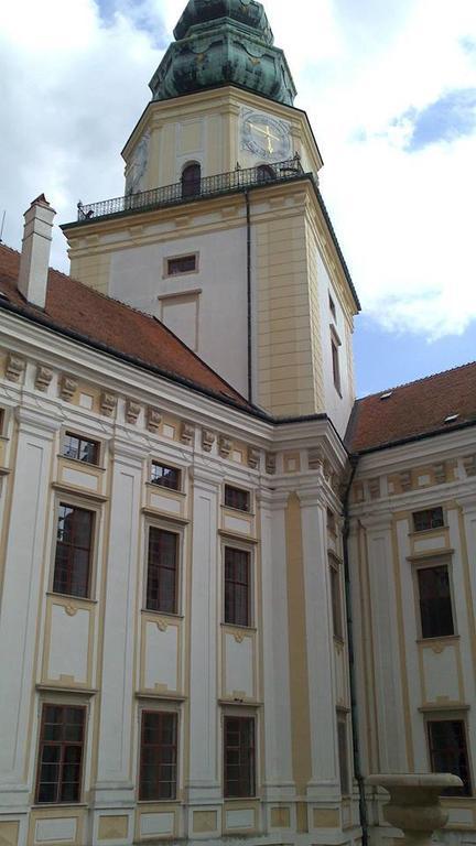Hotel U Zlateho Kohouta Kromeriz Bagian luar foto