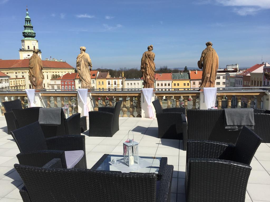 Hotel U Zlateho Kohouta Kromeriz Bagian luar foto