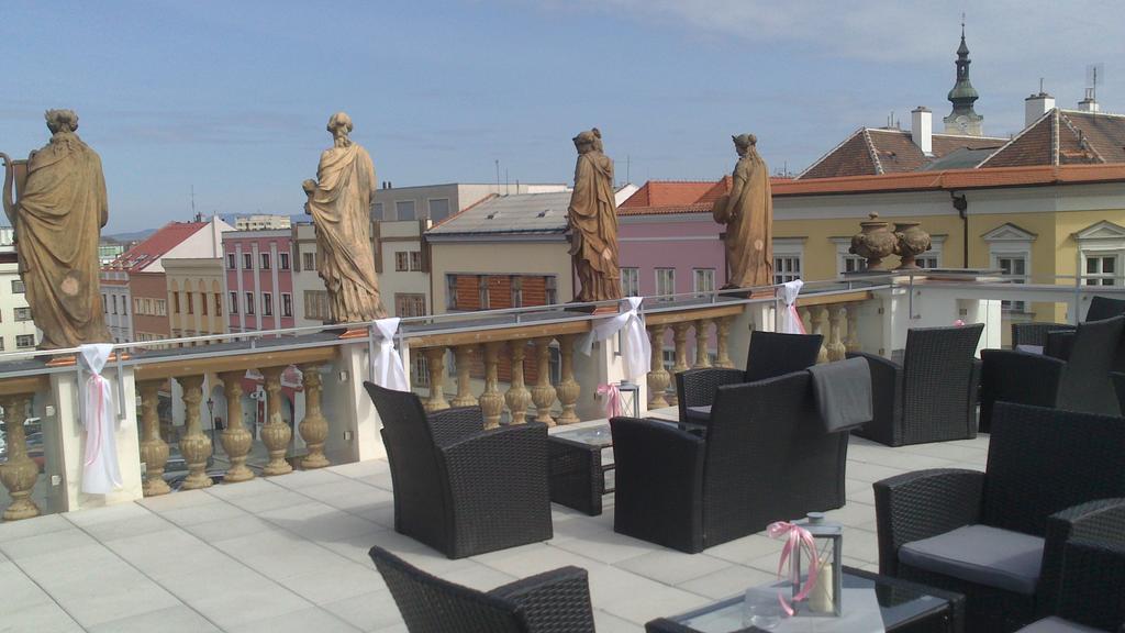 Hotel U Zlateho Kohouta Kromeriz Bagian luar foto