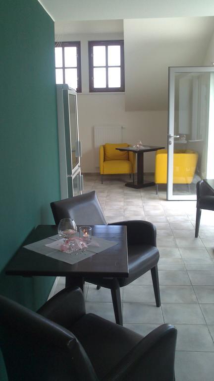 Hotel U Zlateho Kohouta Kromeriz Bagian luar foto
