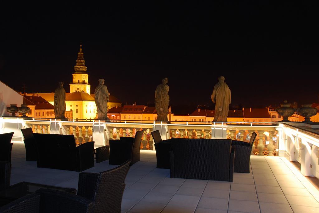 Hotel U Zlateho Kohouta Kromeriz Bagian luar foto