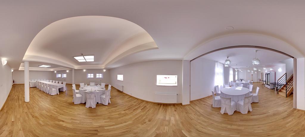 Hotel U Zlateho Kohouta Kromeriz Bagian luar foto