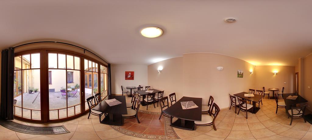 Hotel U Zlateho Kohouta Kromeriz Bagian luar foto
