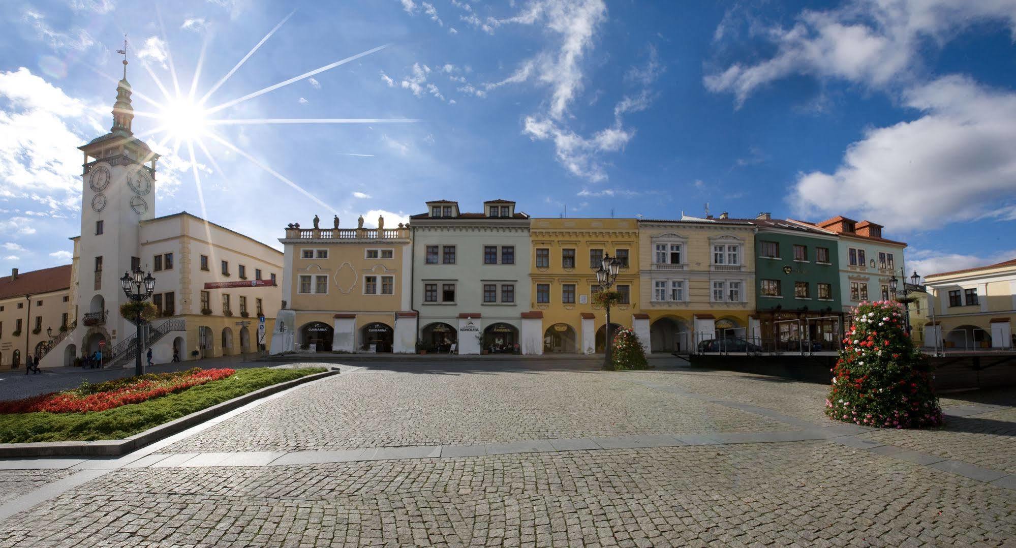 Hotel U Zlateho Kohouta Kromeriz Bagian luar foto