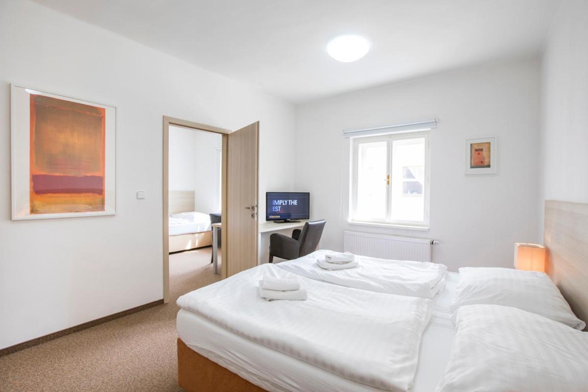 Hotel U Zlateho Kohouta Kromeriz Bagian luar foto
