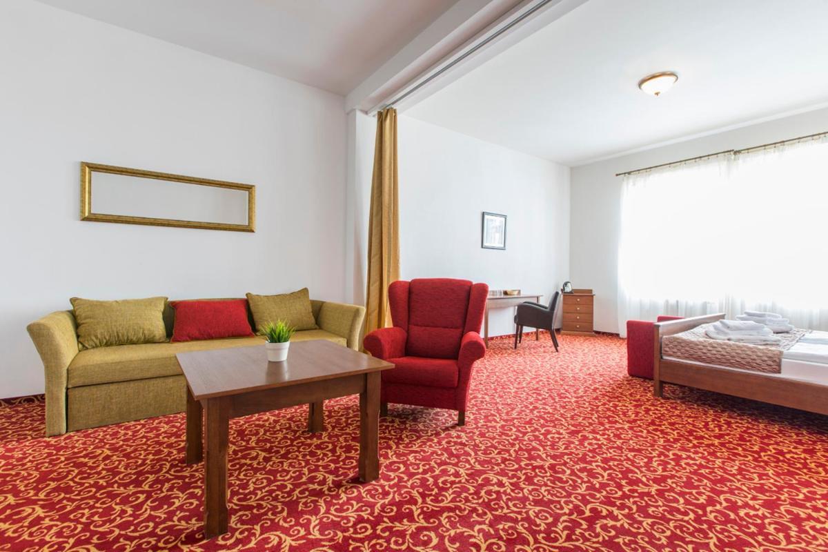 Hotel U Zlateho Kohouta Kromeriz Bagian luar foto