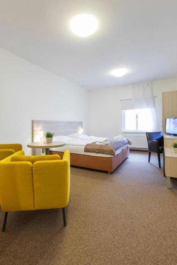 Hotel U Zlateho Kohouta Kromeriz Bagian luar foto