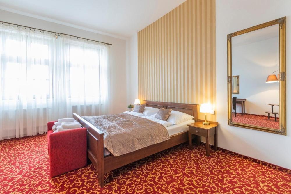 Hotel U Zlateho Kohouta Kromeriz Bagian luar foto