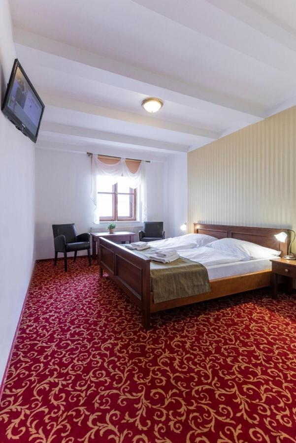 Hotel U Zlateho Kohouta Kromeriz Bagian luar foto