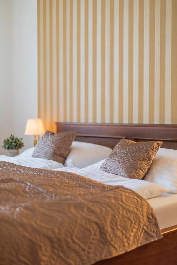 Hotel U Zlateho Kohouta Kromeriz Bagian luar foto