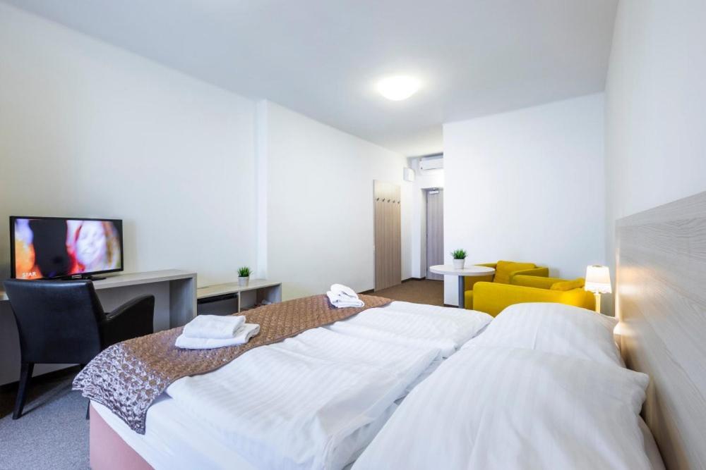 Hotel U Zlateho Kohouta Kromeriz Bagian luar foto