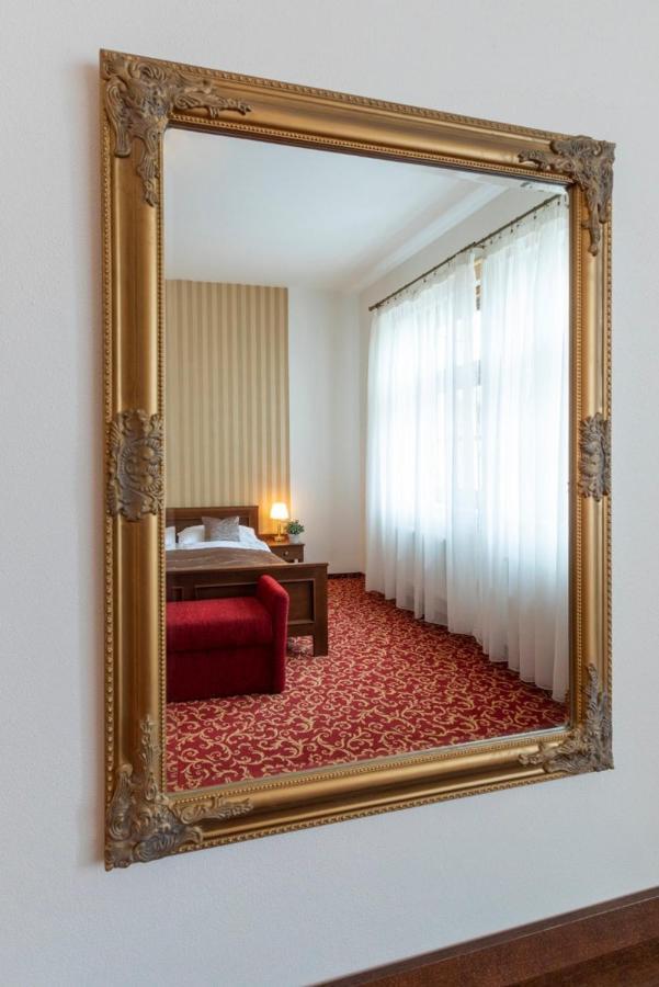 Hotel U Zlateho Kohouta Kromeriz Bagian luar foto