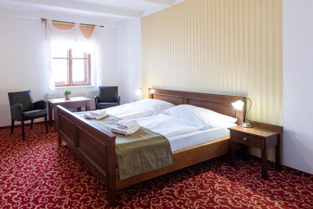 Hotel U Zlateho Kohouta Kromeriz Bagian luar foto