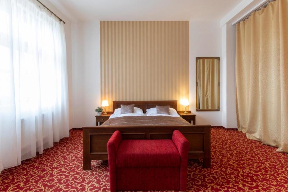 Hotel U Zlateho Kohouta Kromeriz Bagian luar foto