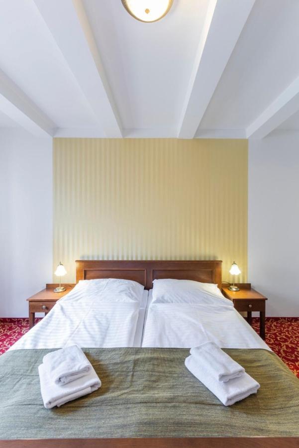 Hotel U Zlateho Kohouta Kromeriz Bagian luar foto
