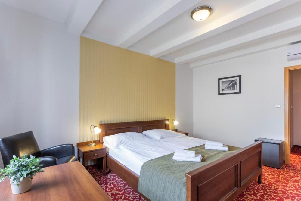 Hotel U Zlateho Kohouta Kromeriz Bagian luar foto