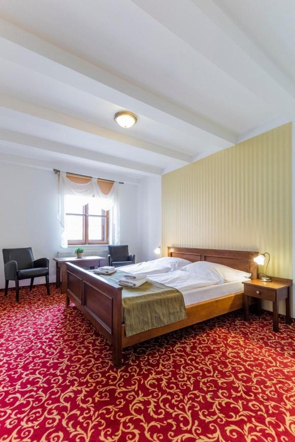 Hotel U Zlateho Kohouta Kromeriz Bagian luar foto