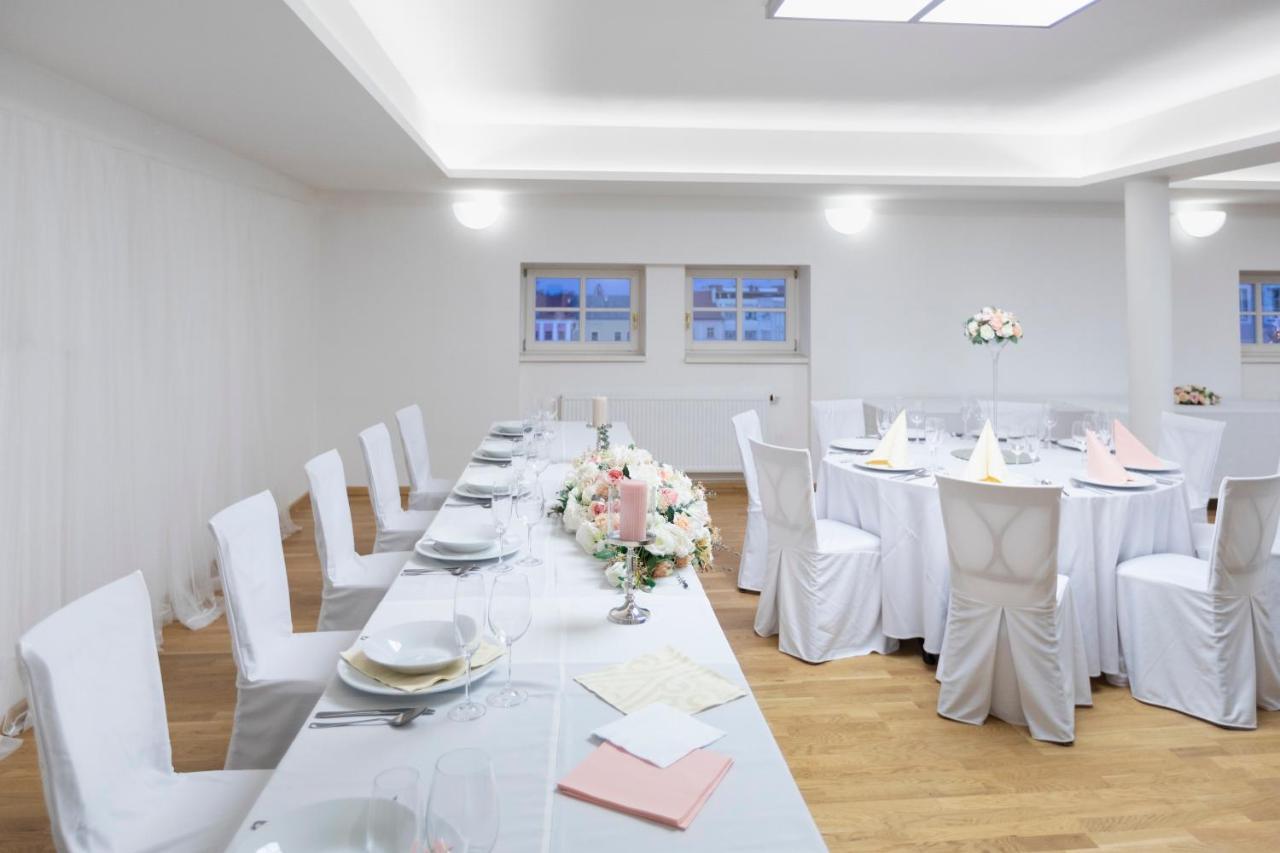 Hotel U Zlateho Kohouta Kromeriz Bagian luar foto