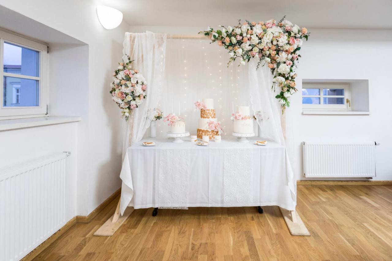 Hotel U Zlateho Kohouta Kromeriz Bagian luar foto